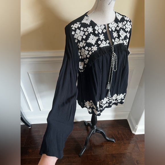 Mossimo, Black & Ivory embroidered open front Boho fringed blouse/cardigan. - Picture 5 of 15